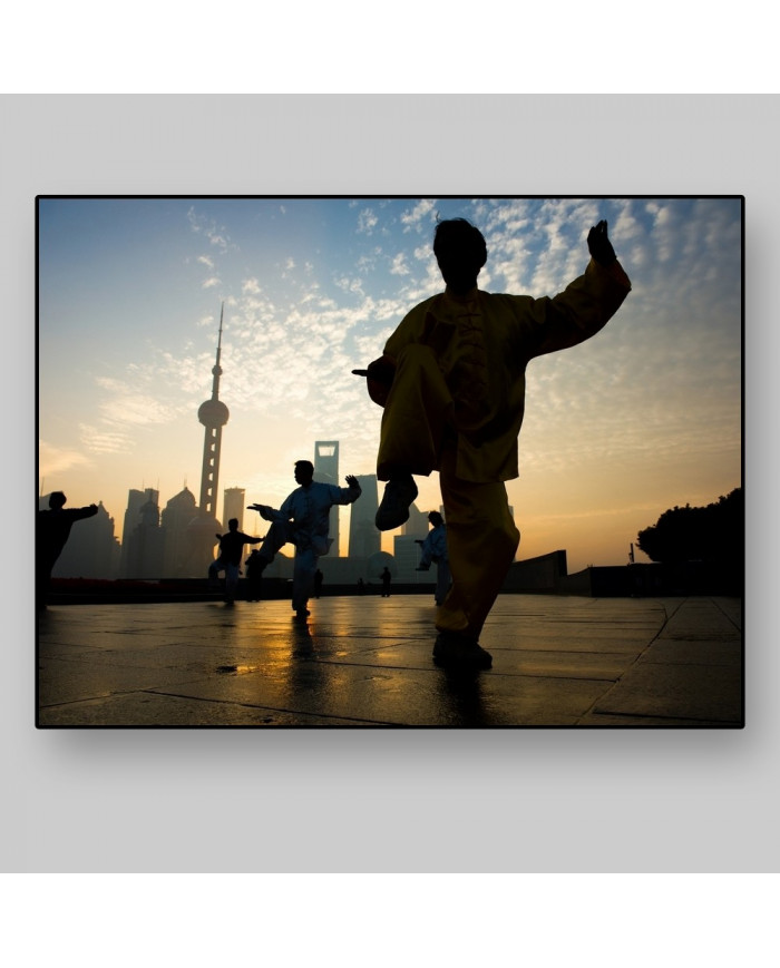 Practicando Taichi cerca de la Torre de Perla Oriental, Shanghai, China
