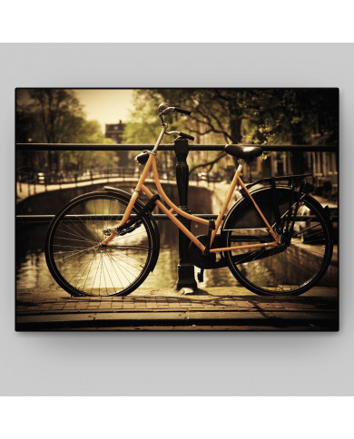 Bicicleta sobre el canal, Amsterdam, Holanda Bicicleta sobre el canal, Amsterdam, Holanda