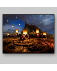 Lámparas voladoras en el festival del templo de Sirindhorn, Wat Phu Prao