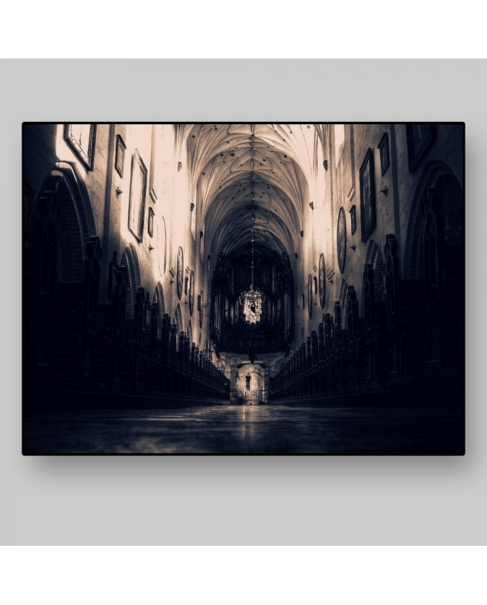 Interior de una catedral gótica