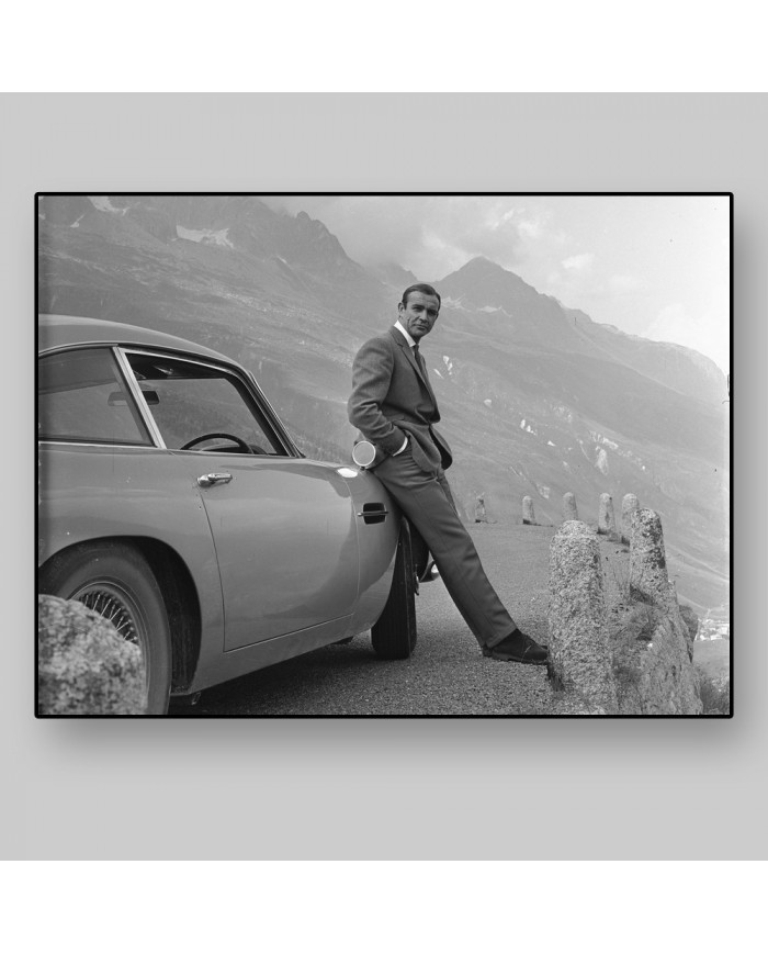James Bond en los Alpes con el Aston Martin DB5