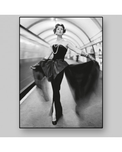 Barbara Goalen con vestido de noche del diseñador John Cavanagh, estación de Covent Garden, Londres, 1954 Barbara Goalen con vestido de noche del diseñador John Cavanagh, estación de Covent Garden, Londres, 1954