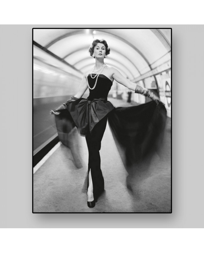 Barbara Goalen con vestido de noche del diseñador John Cavanagh, estación de Covent Garden, Londres, 1954