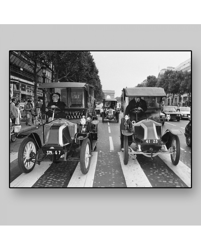 Taxis de 1940, circulando por Champes Elysees, París, 1985
