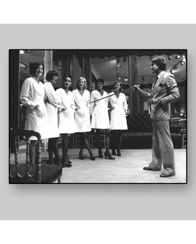 Yves Saint Laurent con sus modelos, 1970 Yves Saint Laurent con sus modelos, 1970
