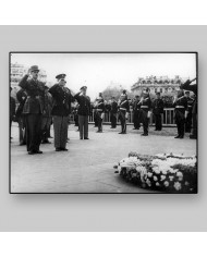 De Gaulle y Eisenhower en la ceremonia a  soldados y partisanos caídos, París, 1945