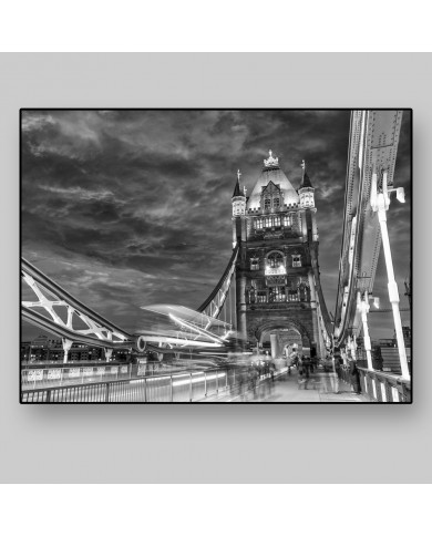 Tráfico en el puente de la Torre, Londres, Gran Bretaña Tráfico en el puente de la Torre, Londres, Gran Bretaña