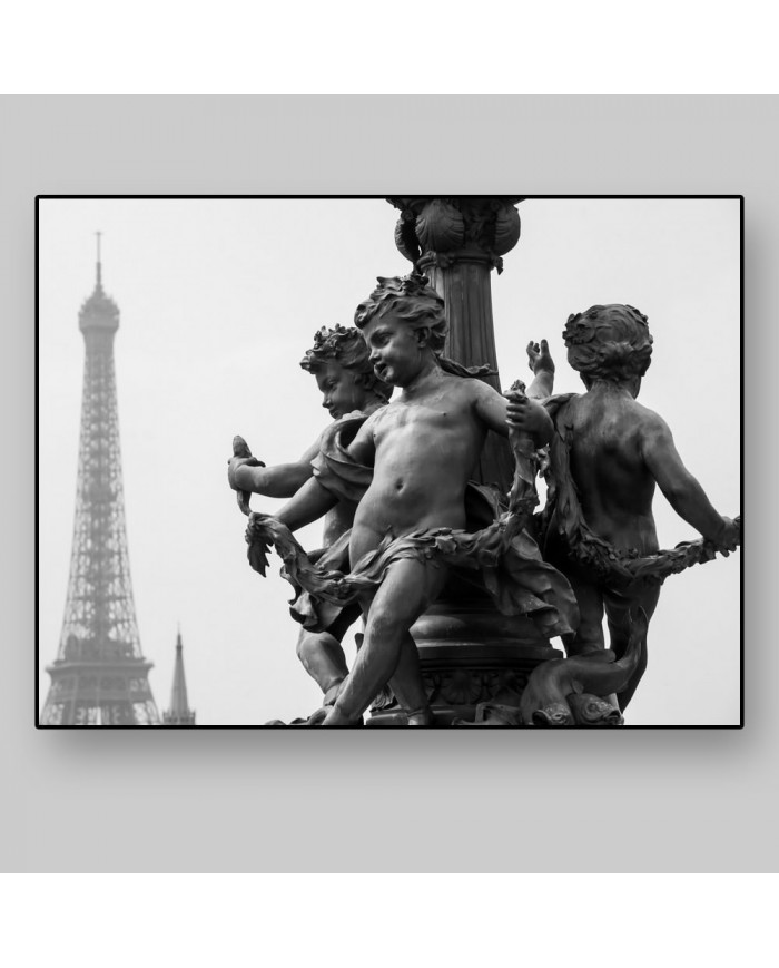 Querubines junto a la Tour Eiffel, París, Francia