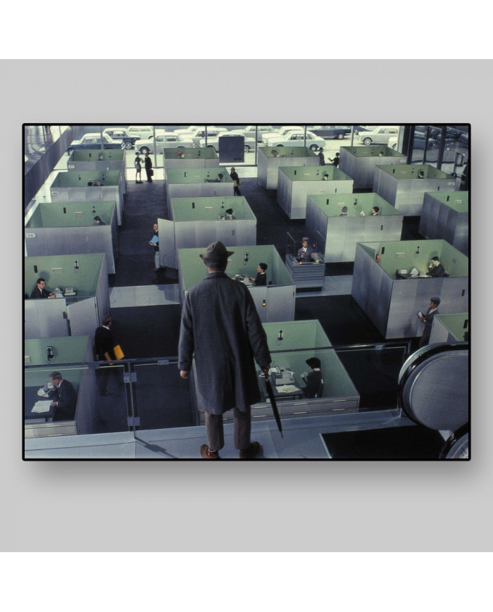 Jacques Tati como Monsieur Hulot contemplando el laberinto de oficinas en la nueva París