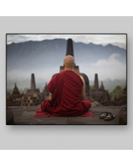 Monje mediando en Borobudur, Indonesia