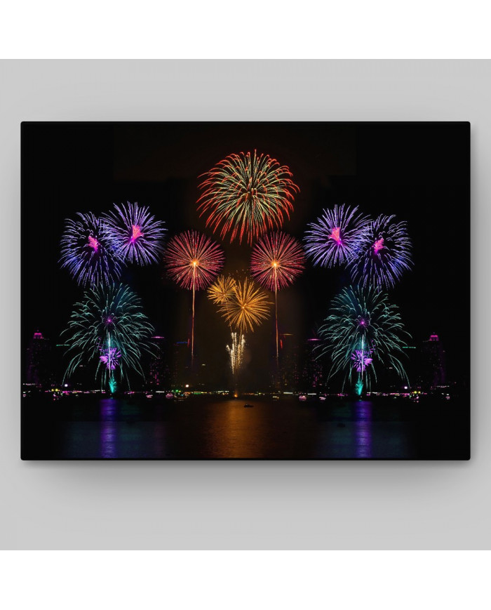 Fuegos artificiales en la Bahía de San Francisco, USA