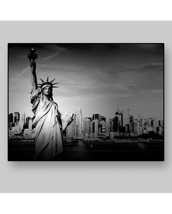 Estatua de la Libertad junto a Manhattan, Nueva York