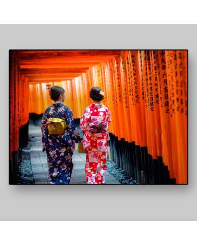 Geishas en la puerta Tori, Fushimi Inari Shrine, Kyoto Geishas en la puerta Tori, Fushimi Inari Shrine, Kyoto