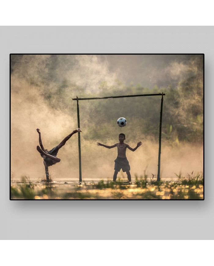 Niños jungando a fútbol, Camboya