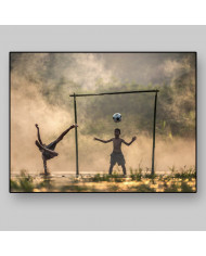 Niños jungando a fútbol, Camboya