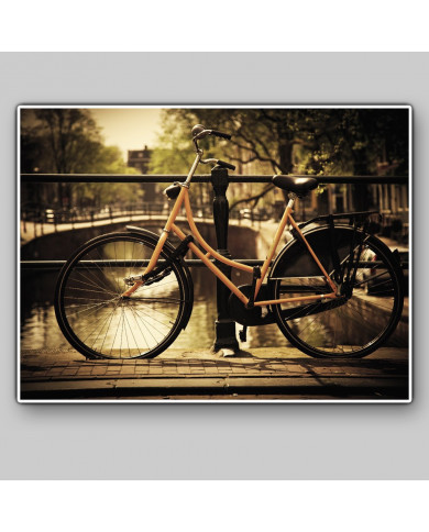 Bicicleta sobre el canal, Amsterdam, Holanda Bicicleta sobre el canal, Amsterdam, Holanda