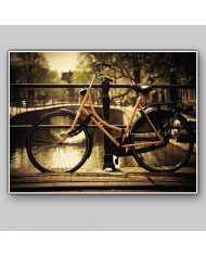 Bicicleta sobre el canal, Amsterdam, Holanda