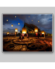 Lámparas voladoras en el festival del templo de Sirindhorn, Wat Phu Prao