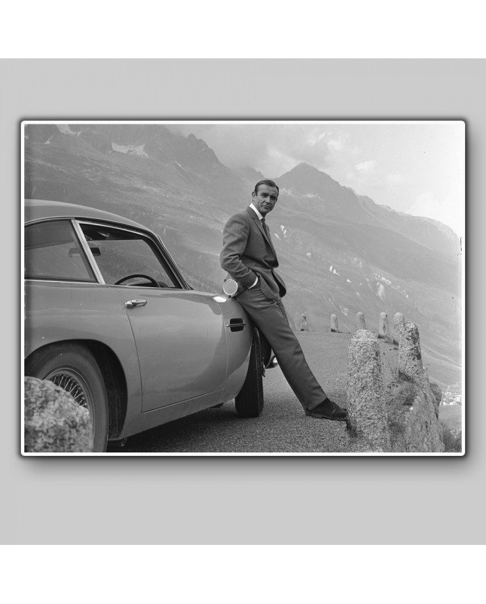 James Bond en los Alpes con el Aston Martin DB5