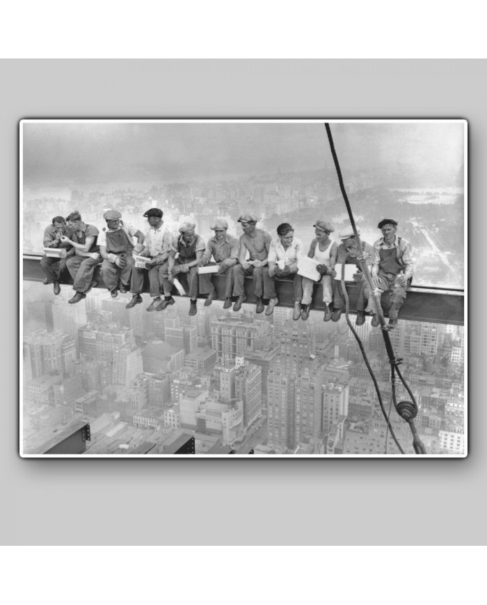 Trabajadores de la construcción descansando en una viga de acero, Manhattan