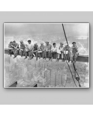 Trabajadores de la construcción descansando en una viga de acero, Manhattan