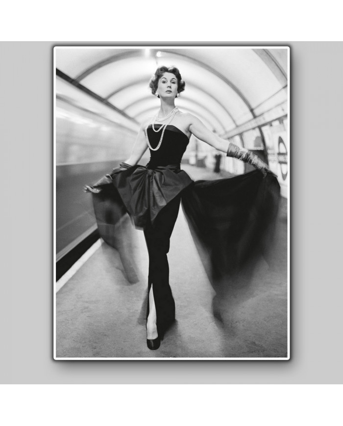 Barbara Goalen con vestido de noche del diseñador John Cavanagh, estación de Covent Garden, Londres, 1954