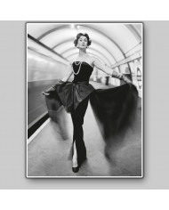 Barbara Goalen con vestido de noche del diseñador John Cavanagh, estación de Covent Garden, Londres, 1954