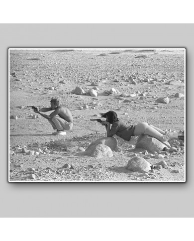 Steve Mcqueen y Neilie Adams, practicando en el desierto de California, 1963 Steve Mcqueen y Neilie Adams, practicando en el desierto de California, 1963