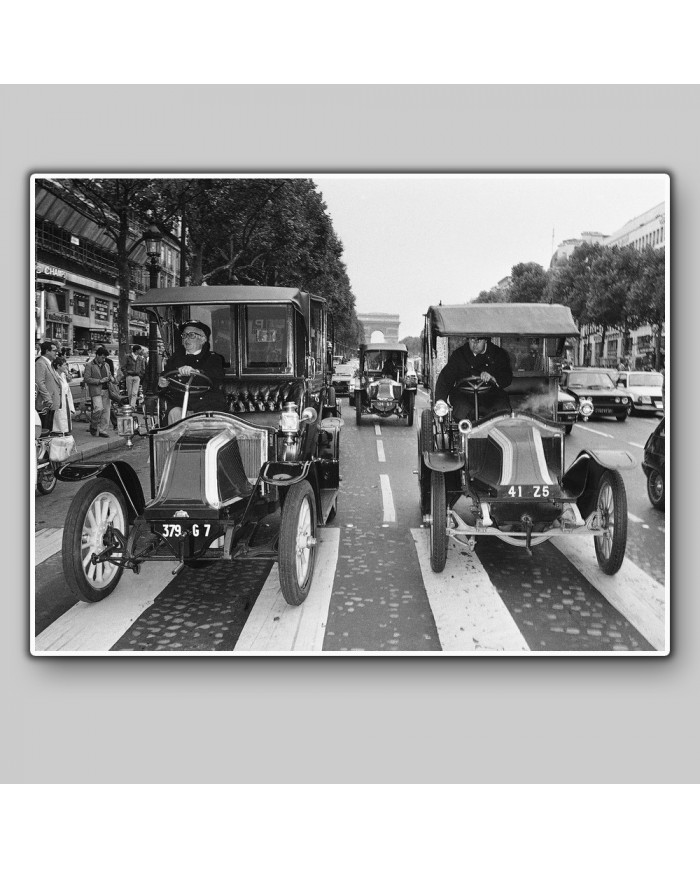 Taxis de 1940, circulando por Champes Elysees, París, 1985