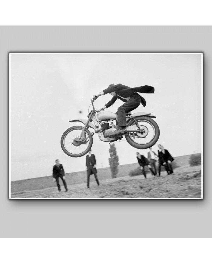 Alumnos de Eaton con moto off road Enduro