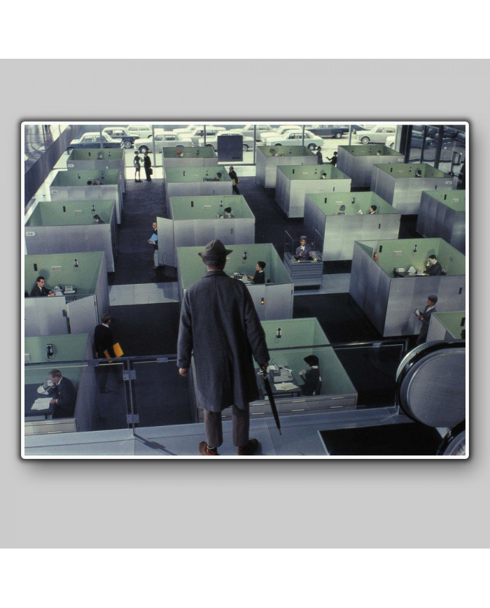 Jacques Tati como Monsieur Hulot contemplando el laberinto de oficinas en la nueva París
