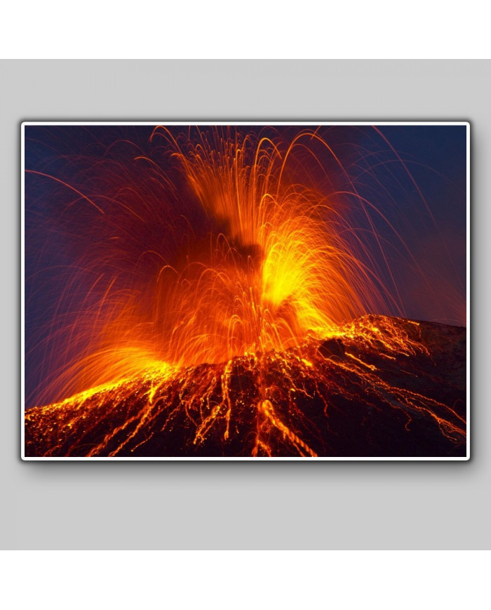 Erupción del volcan Stromboli, Isla Eolia, Sicilia, Italia