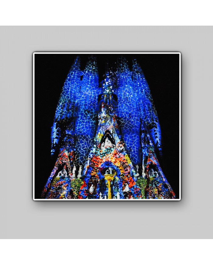 Sagrada Familia iluminada de noche, Barcelona, España