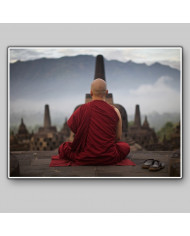 Monje mediando en Borobudur, Indonesia