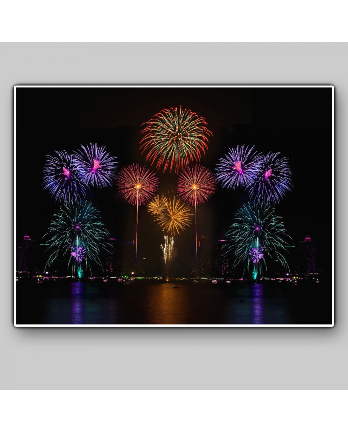 Fuegos artificiales en la Bahía de San Francisco, USA