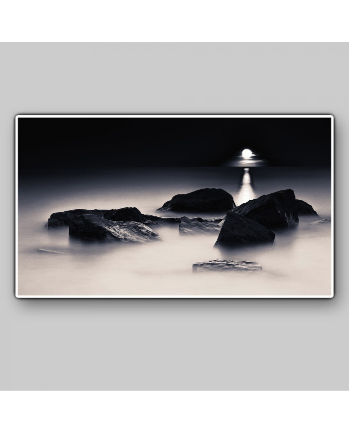 Claro de luna sobre las rocas