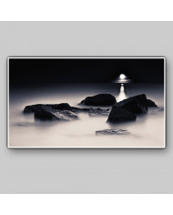 Claro de luna sobre las rocas