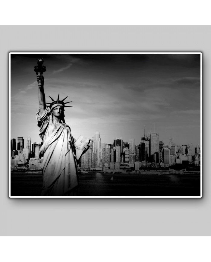 Estatua de la Libertad junto a Manhattan, Nueva York