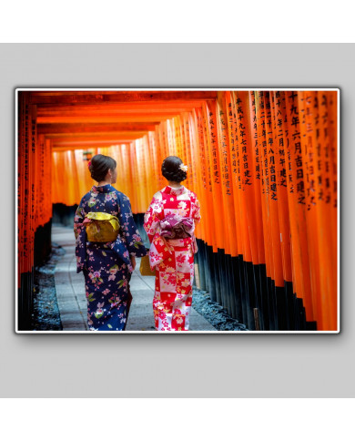 Geishas en la puerta Tori, Fushimi Inari Shrine, Kyoto Geishas en la puerta Tori, Fushimi Inari Shrine, Kyoto