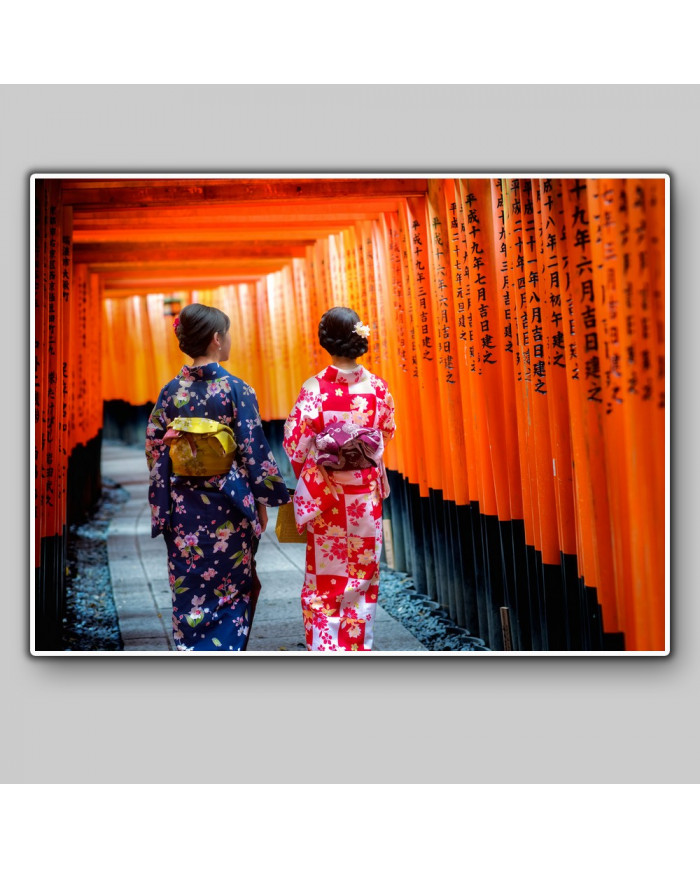 Geishas en la puerta Tori, Fushimi Inari Shrine, Kyoto