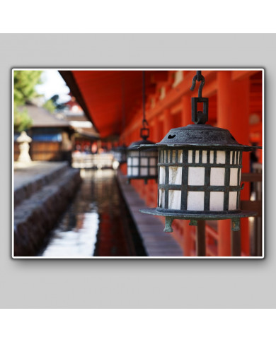 Linternas en Itsukushima Shrine, Miyajima, Japón Linternas en Itsukushima Shrine, Miyajima, Japón