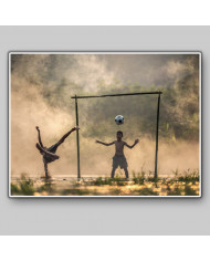 Niños jungando a fútbol, Camboya
