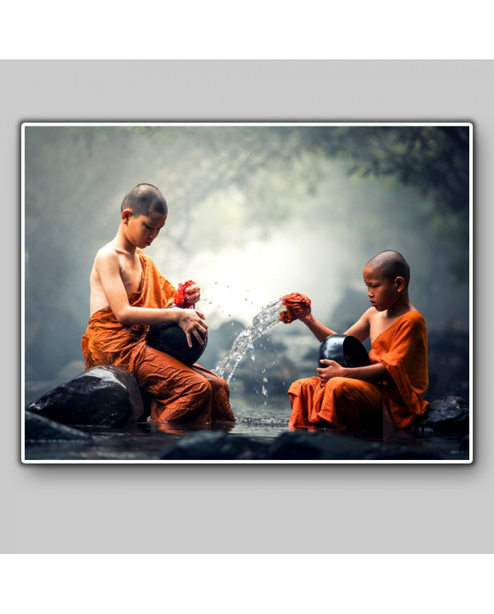 Niños monjes budistas limpiando utensilios de comida