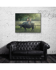 Niños leyendo sobre un búfalo, India