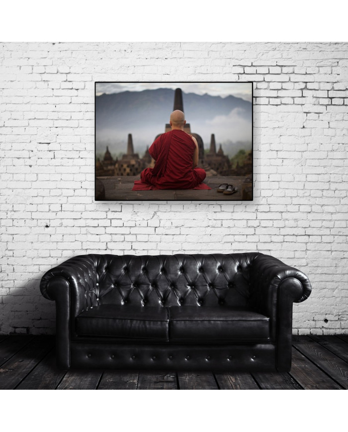 Monje mediando en Borobudur, Indonesia