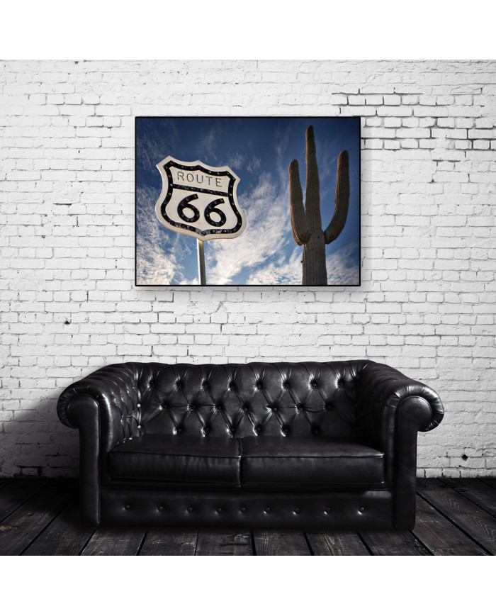 Ruta 66 con un cactus Saguaro, USA