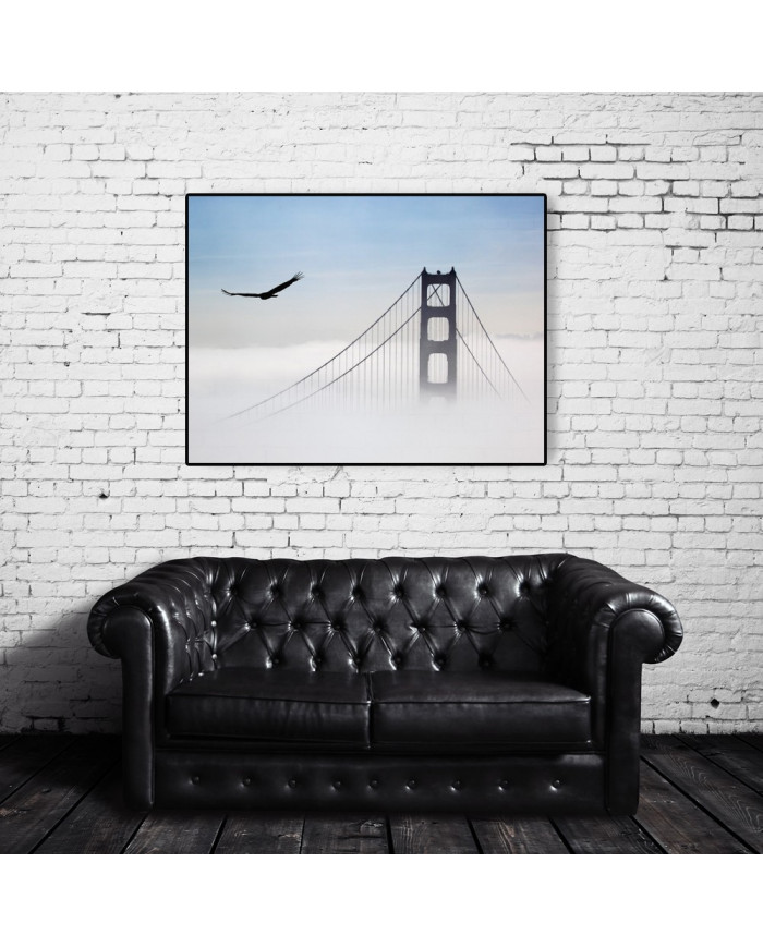 Ágila sobre el puente Golden Gate, San Francisco, California, USA