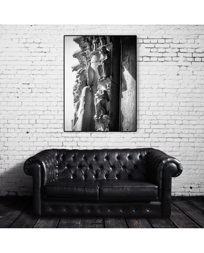 Figuras de un capitel de la Catedral de Santiago de Compostela, España