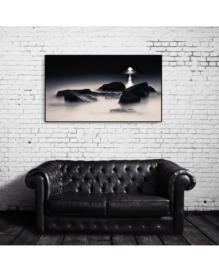 Claro de luna sobre las rocas