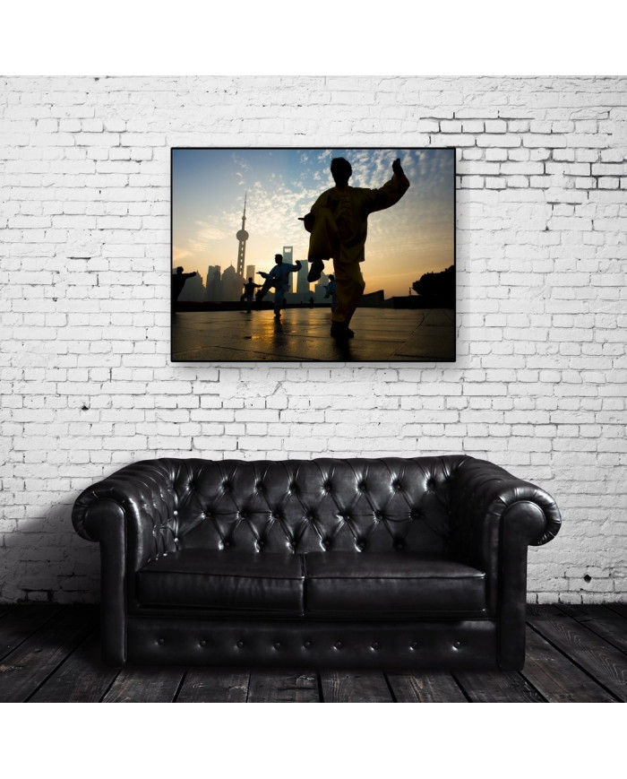 Practicando Taichi cerca de la Torre de Perla Oriental, Shanghai, China